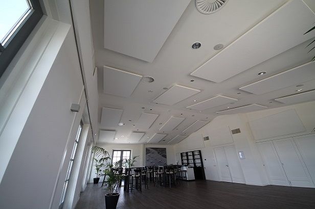 Allceiling akoestische elementen op schuin plafond
