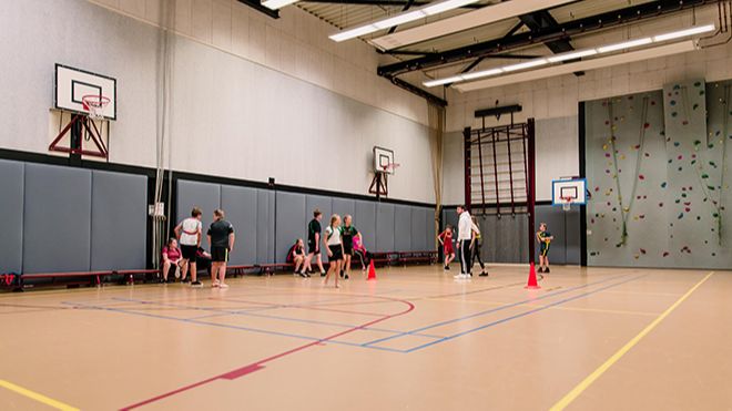 Akoestiek sporthal verbeteren met akoestische wandpanelen
