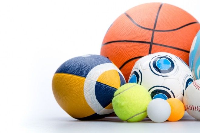 Het akoestisch sportzaalpaneel wordt beschoten met verschillende ballen