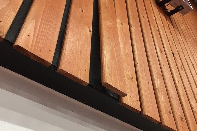 Niet juist gemonteerd akoestische oplossing in gymzaal