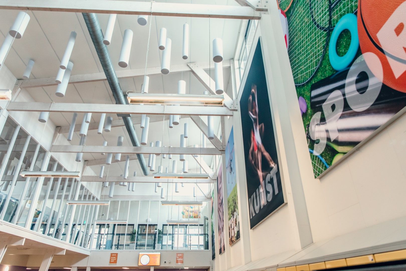 Akoestische afbeeldingen in combinatie met cilinders als akoestische verbeteringen in Aula