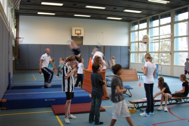 Het gehoor van de gymleraar staat dagelijks bloot aan een grote geluidsbelasting