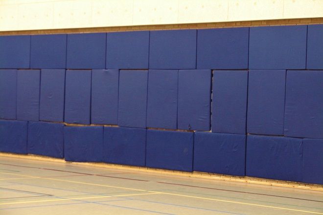 Ongeschikt product om de akoestiek te verbeteren in een gymzaal